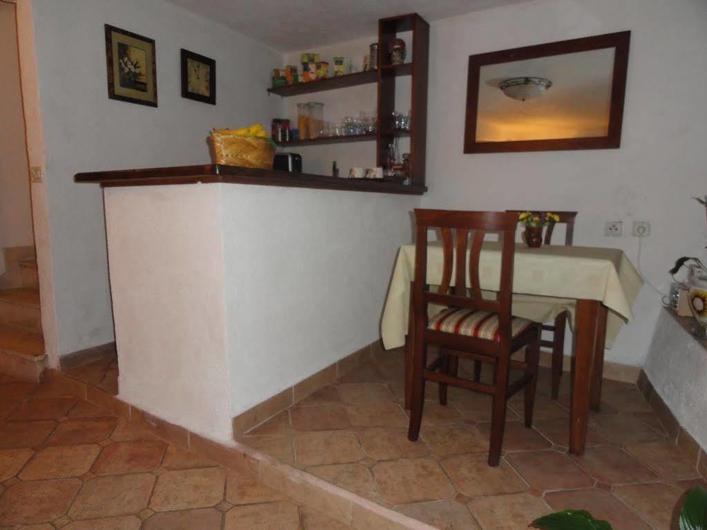 Flora Bed & Breakfast 4*