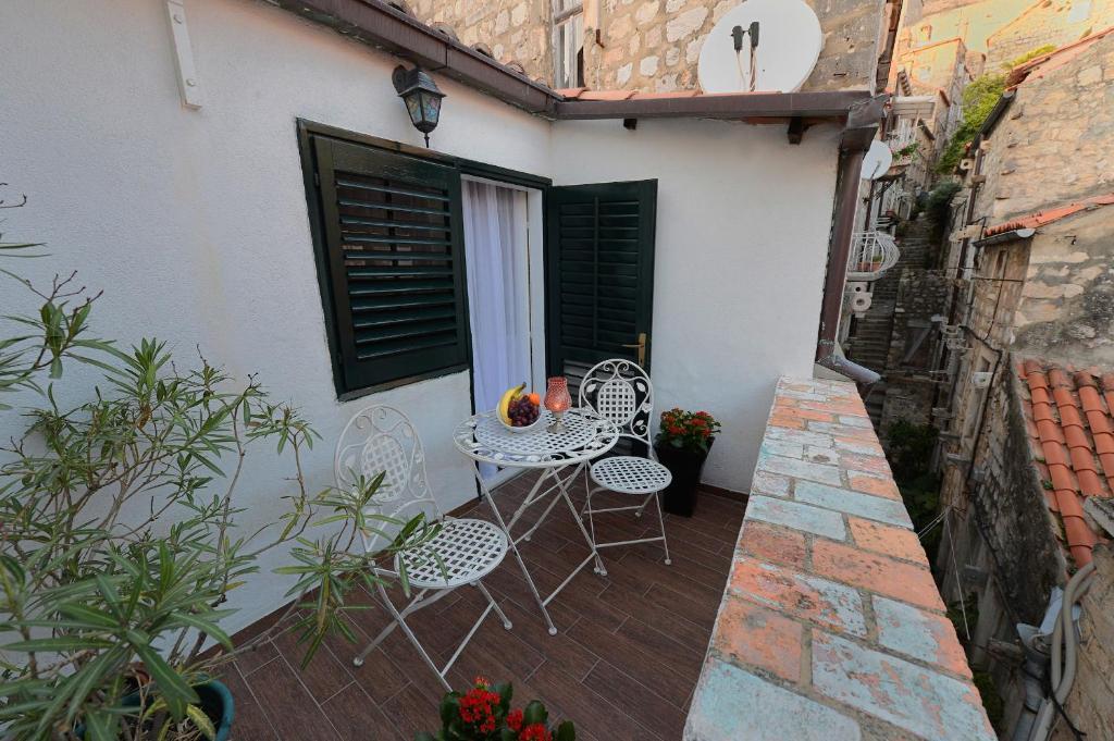 Flora Bed & Breakfast 4*